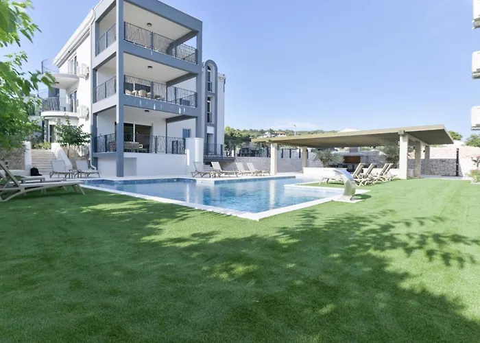 Luxury Nala With Shared Pool Apartman Sevid