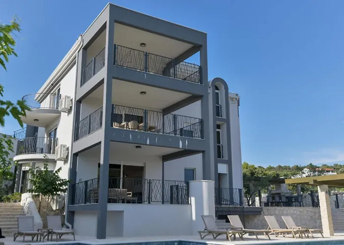 Luxury Nala With Shared Pool Apartman Sevid